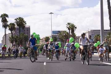 Miles de personas celebran la Fiesta de la Bici en su retorno a las calles de la capital/Aday Cáceres.